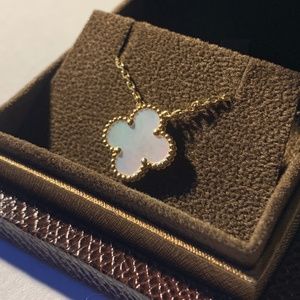 NWT REAL 18KT GOLD Clover Necklace with Mother of Pearl Inlay
